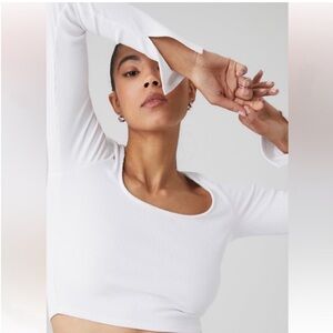 ALO Showstopper White Ribbed Long Sleeve Scoop Neck Somit Cuff Top Small White